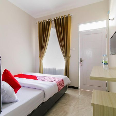OYO 1078 Fakhira Residence Cianjur Bagian luar foto