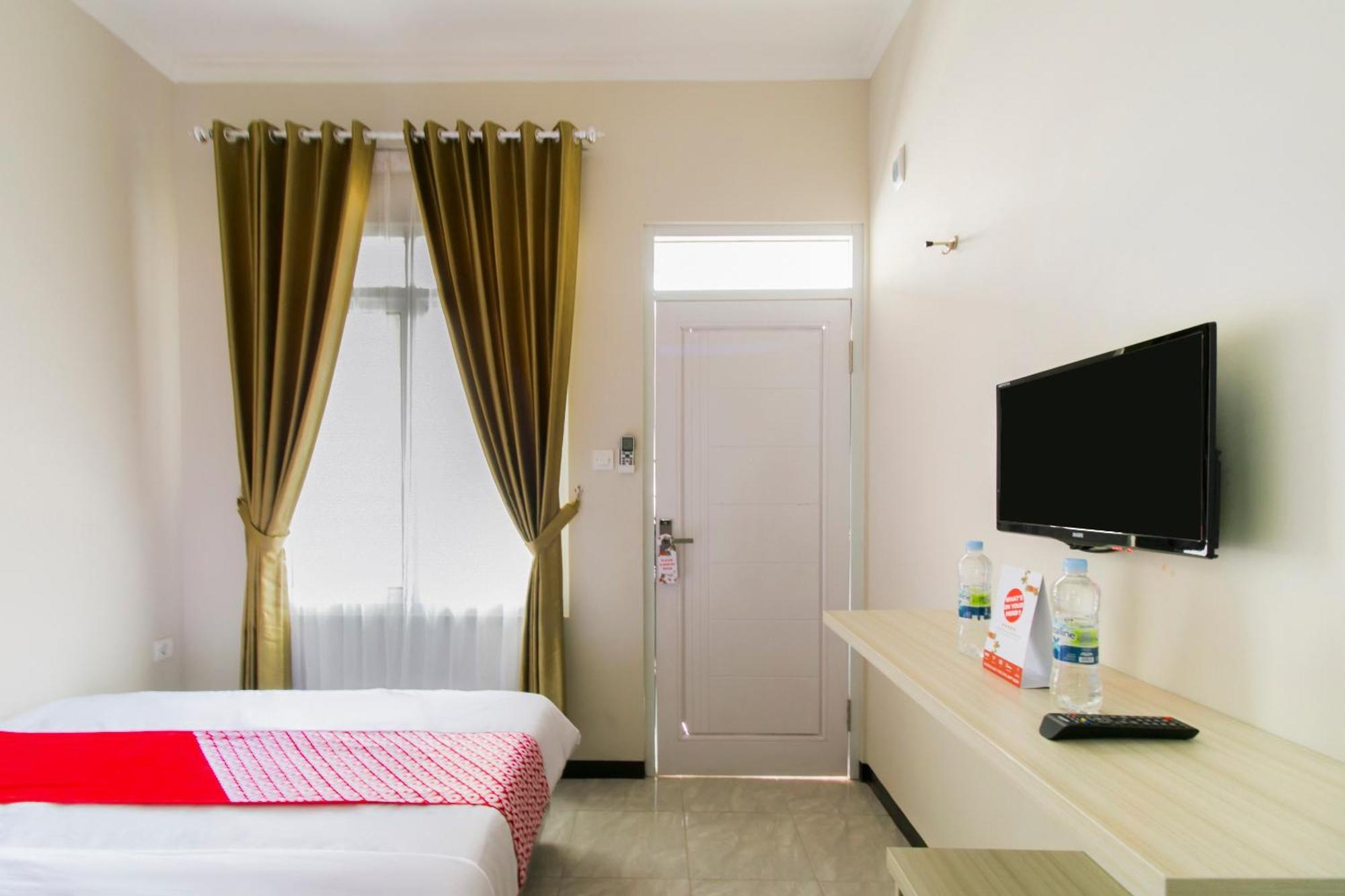 OYO 1078 Fakhira Residence Cianjur Bagian luar foto