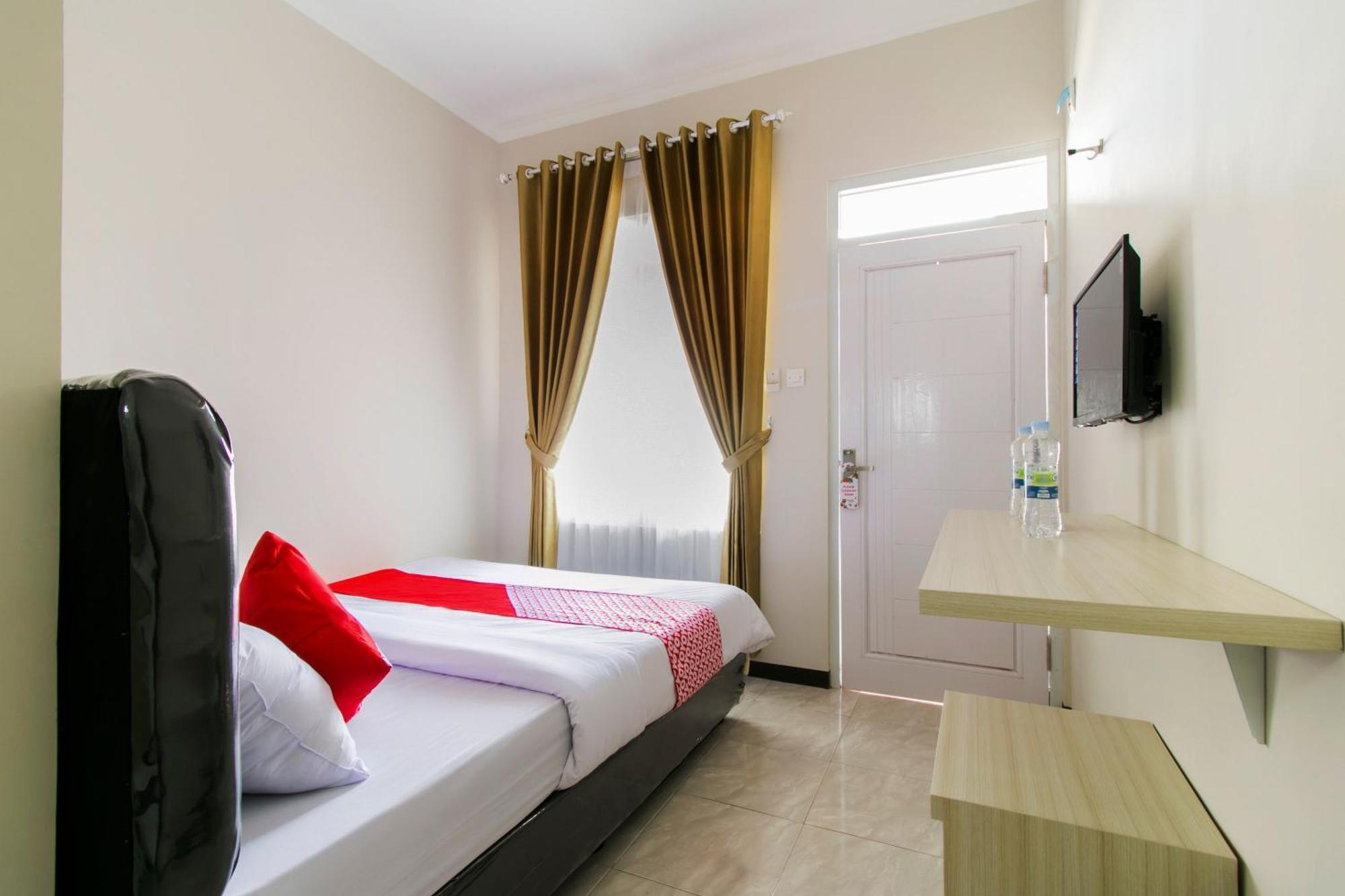 OYO 1078 Fakhira Residence Cianjur Bagian luar foto