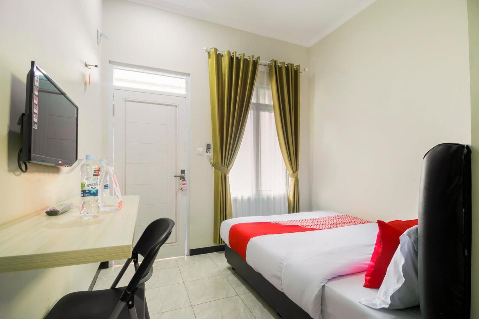 OYO 1078 Fakhira Residence Cianjur Bagian luar foto